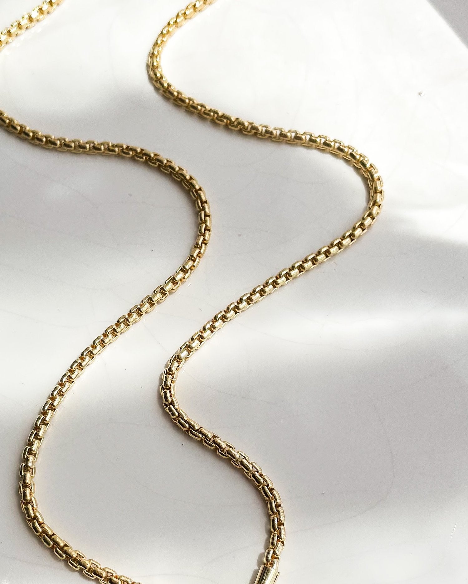 SUN & SELENE sleek box chain