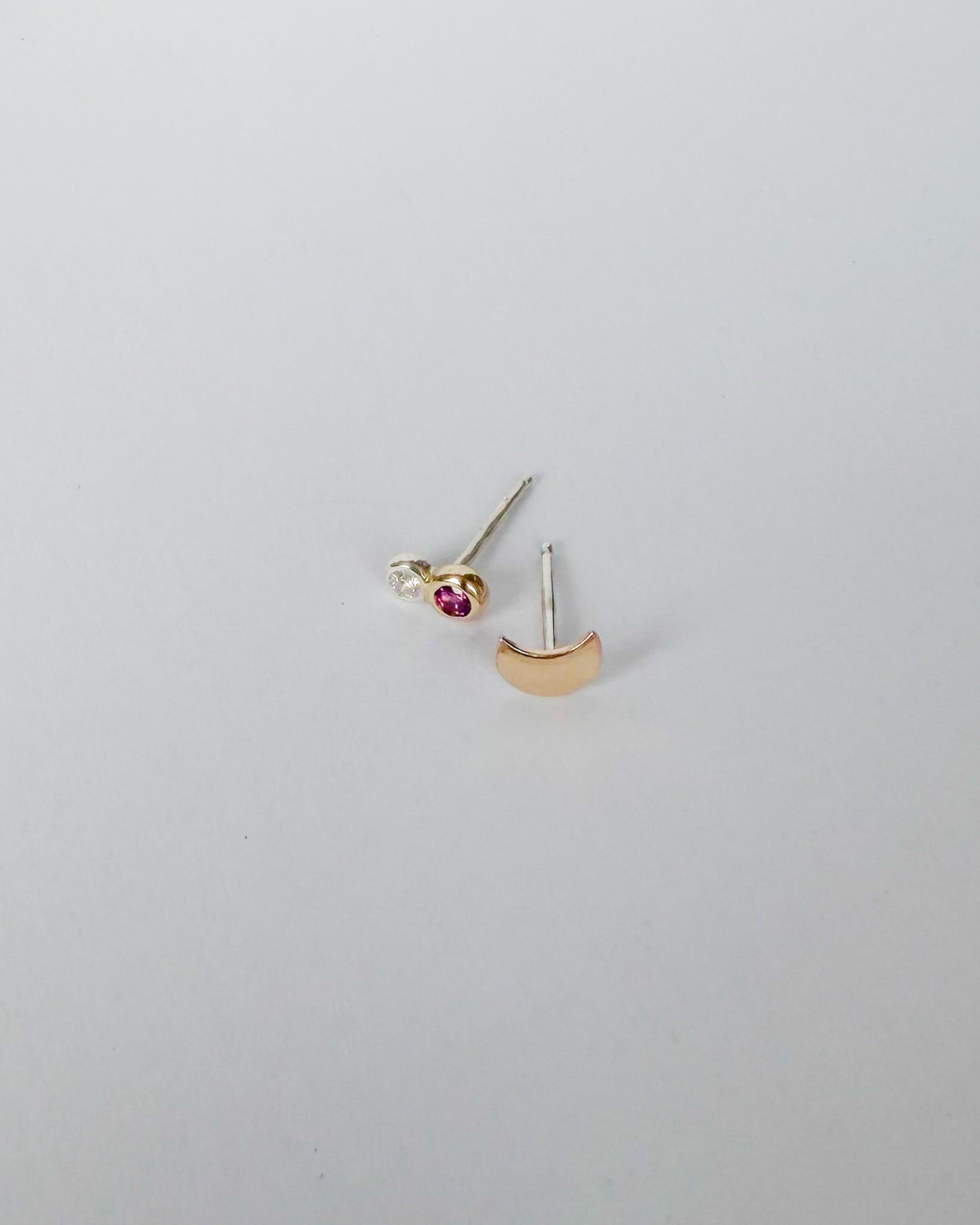 COMET STUDS //garnet + diamond