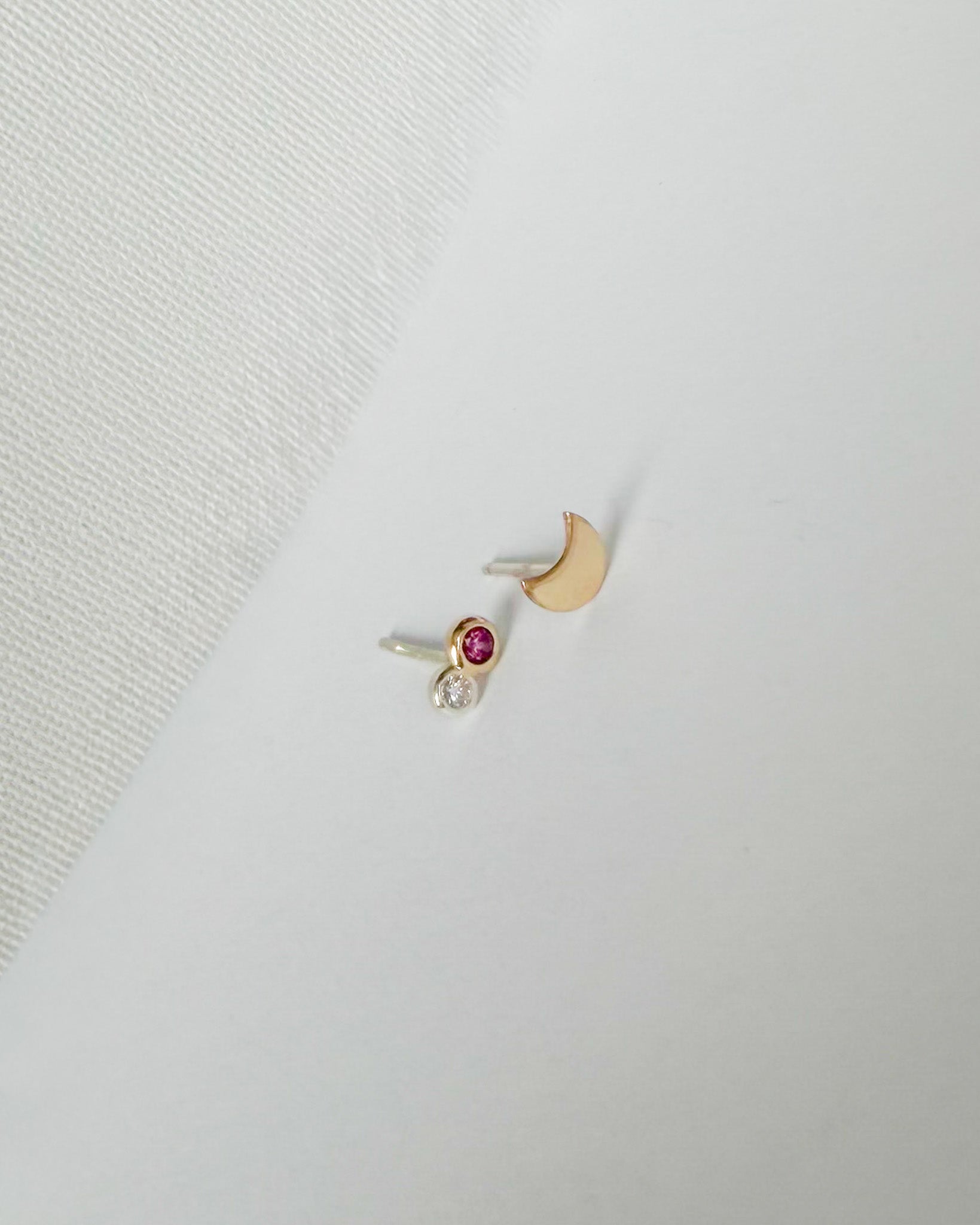 COMET STUDS //garnet + diamond