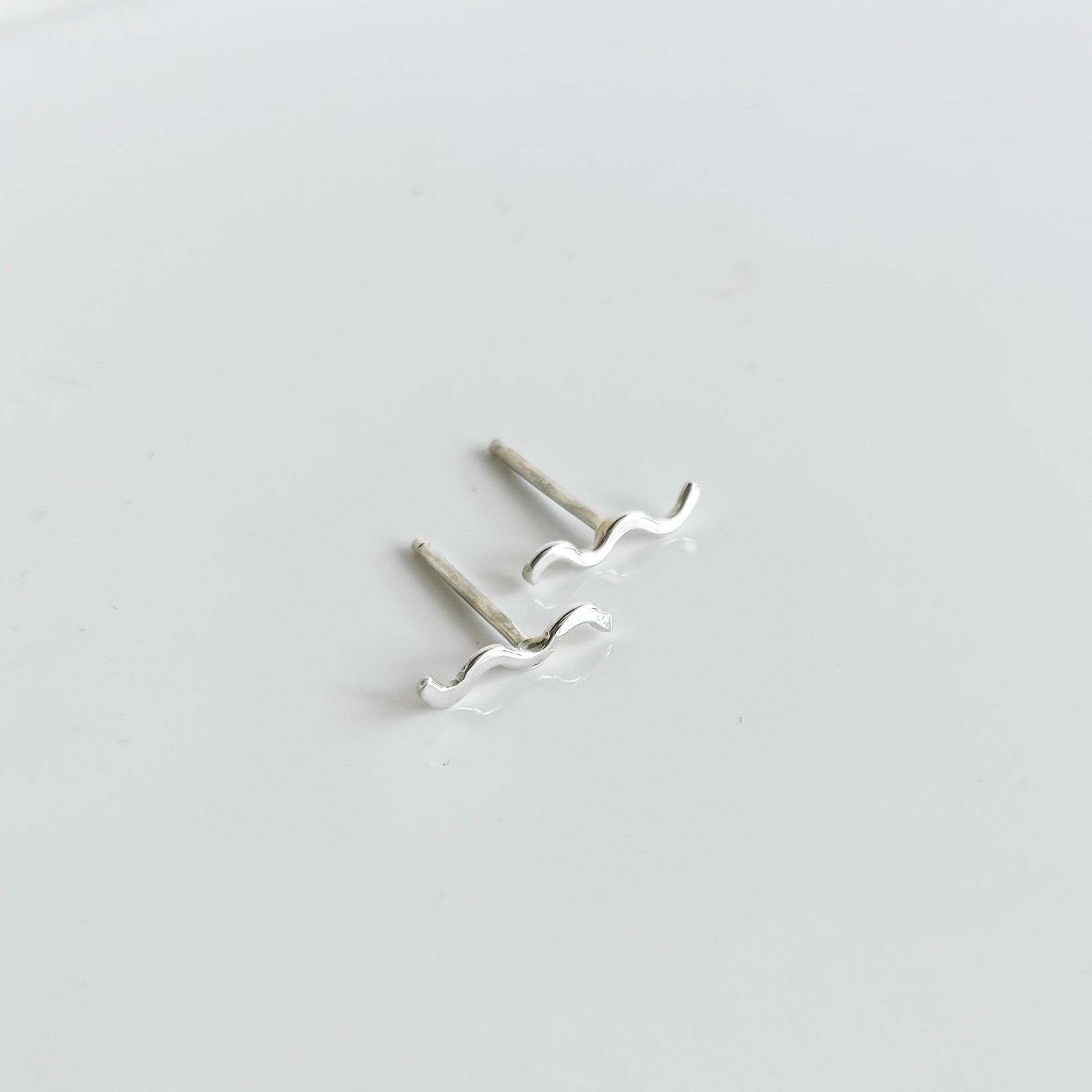 IRIS TINY WAVE STUDS