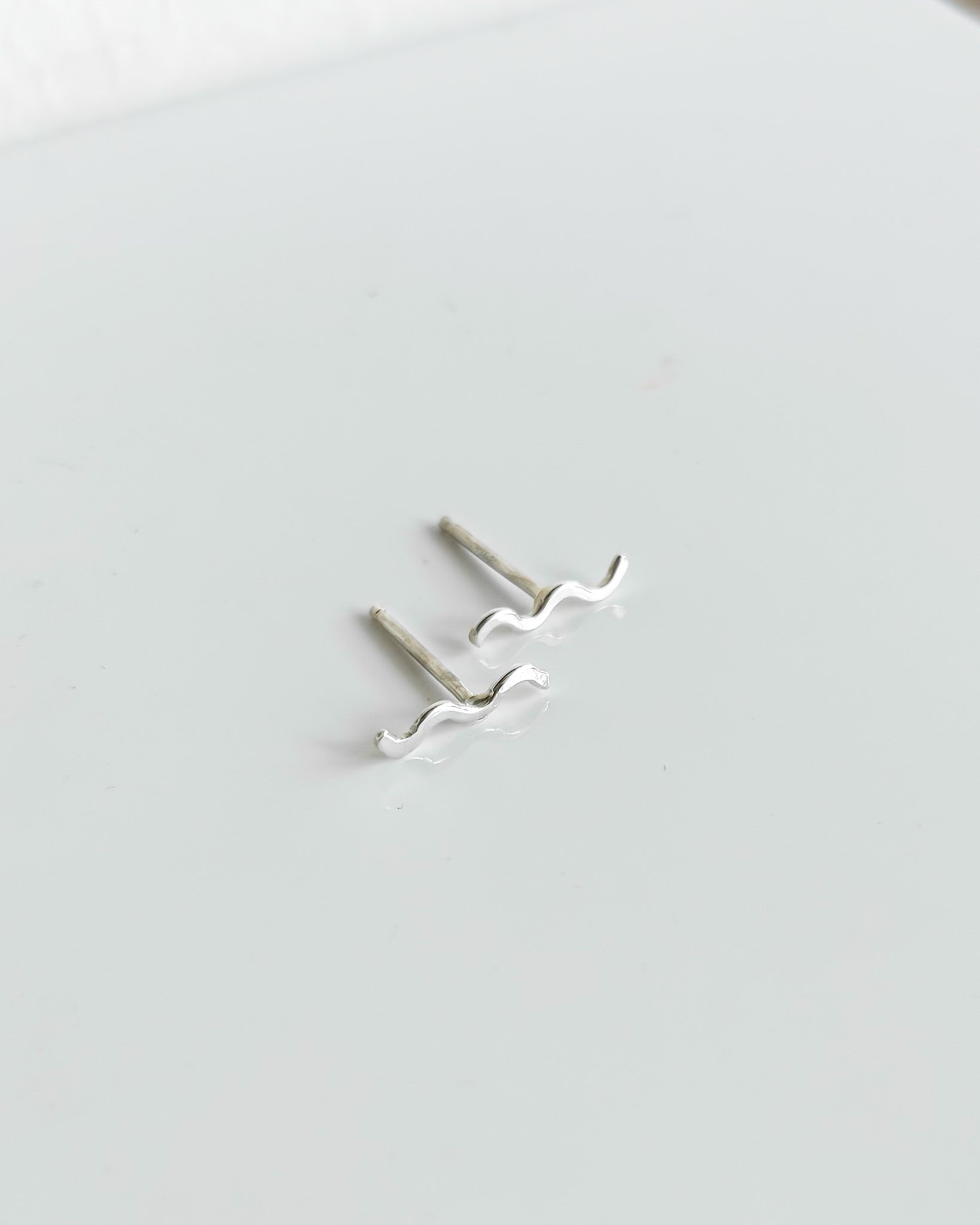 IRIS TINY WAVE STUDS