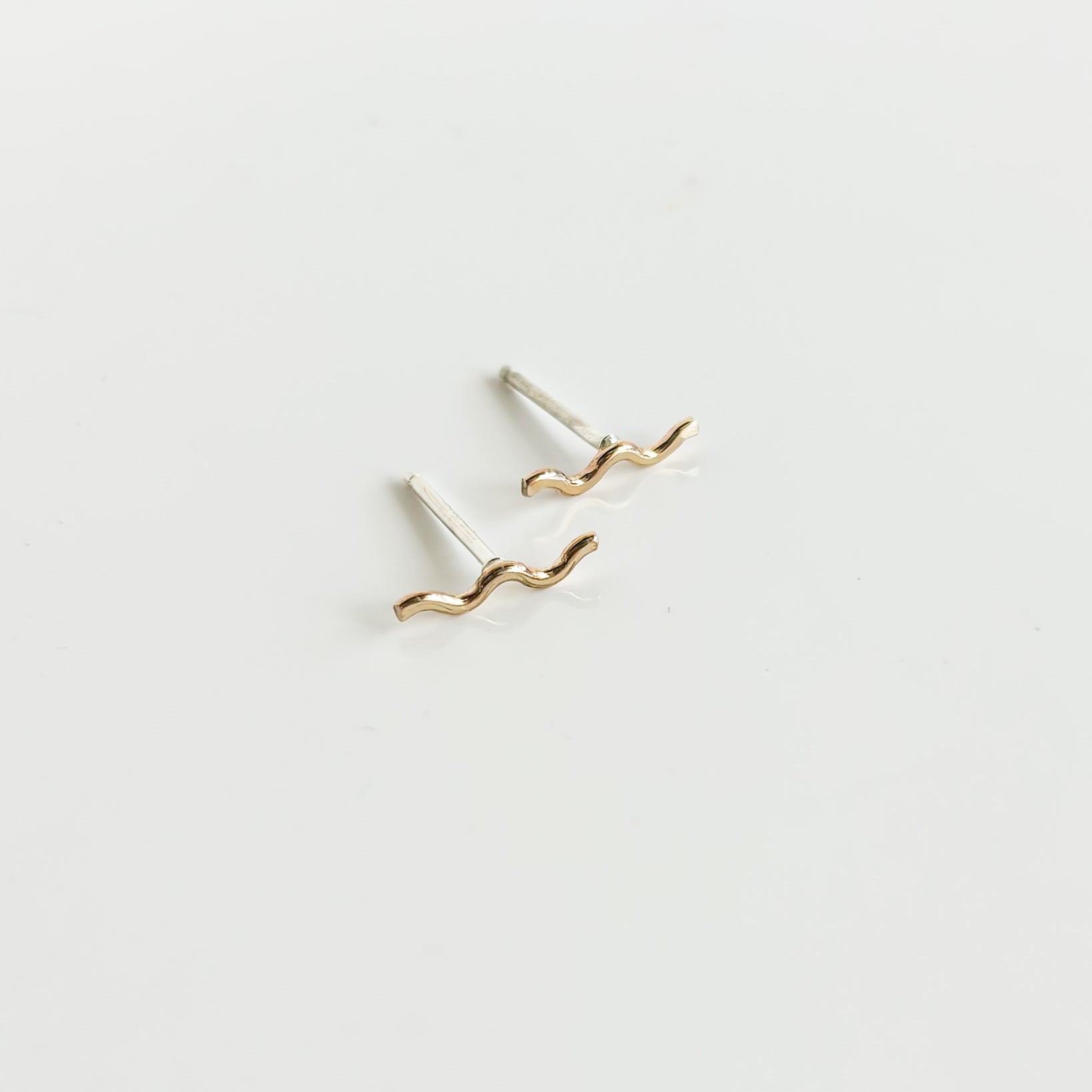 IRIS TINY WAVE STUDS