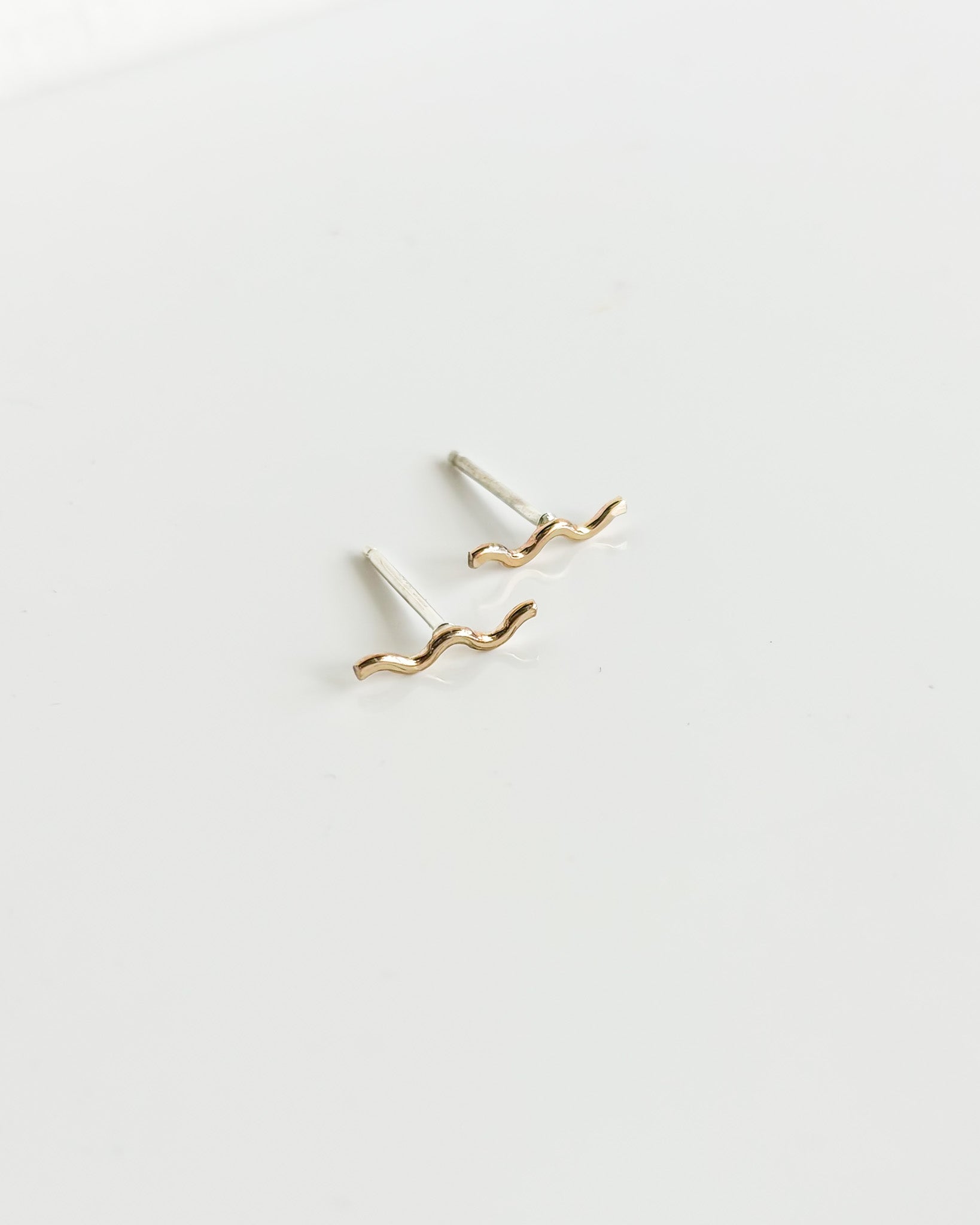 IRIS TINY WAVE STUDS