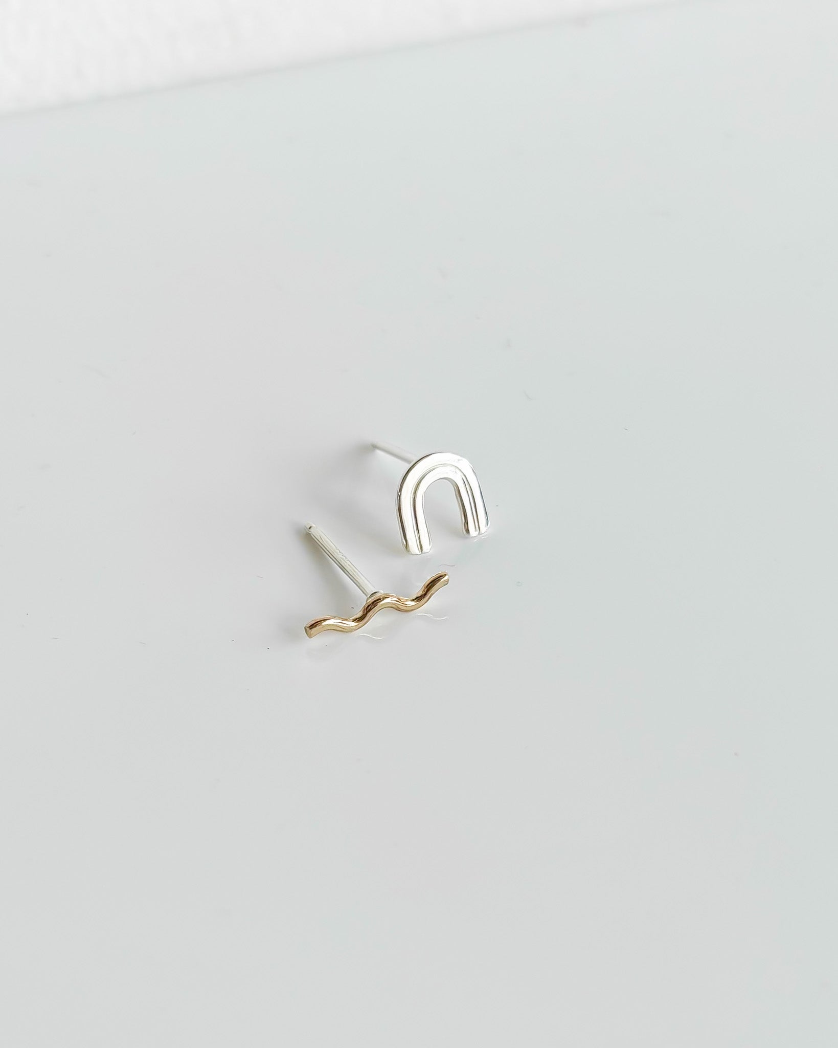 IRIS TINY WAVE STUDS