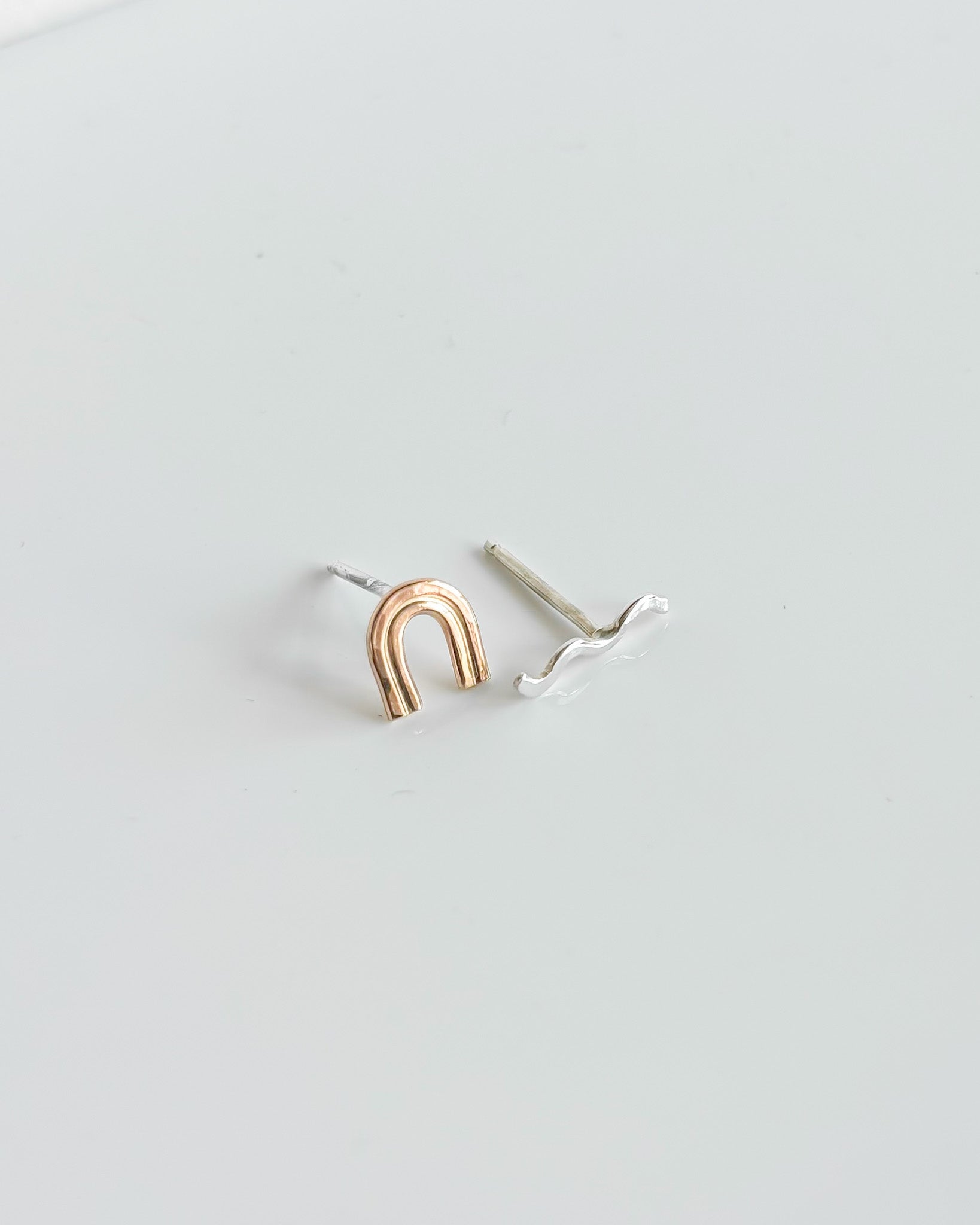 IRIS TINY WAVE STUDS