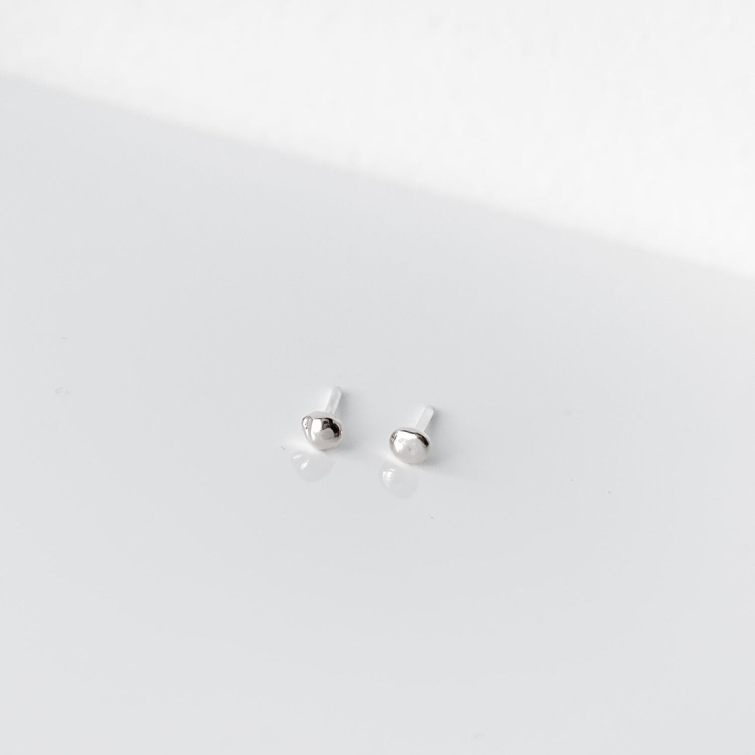 SUN & SELENE silver pebble studs