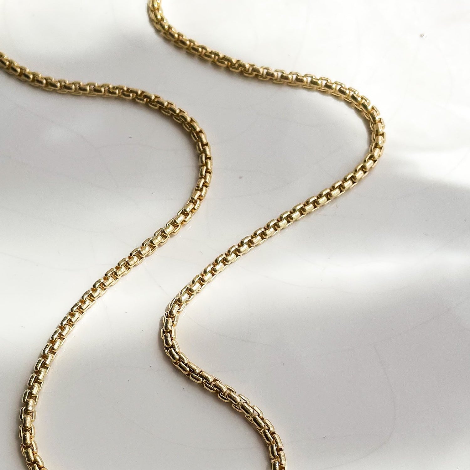 SUN & SELENE sleek box chain