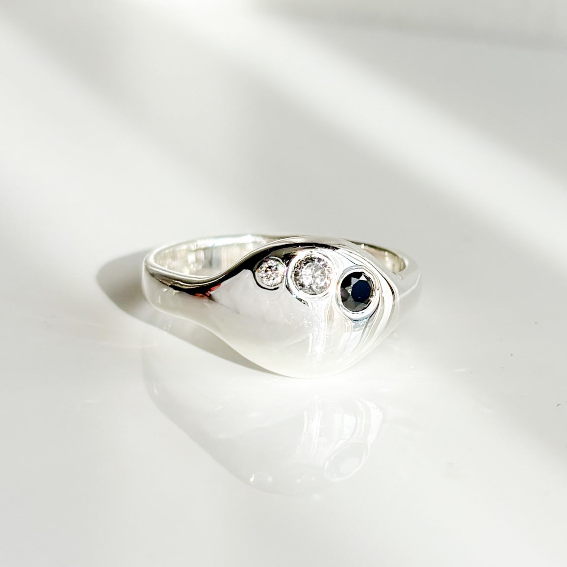  diamond trio round signet